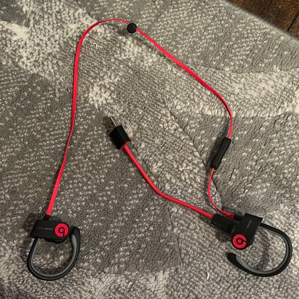 Power beats with usb attachment. Red and black